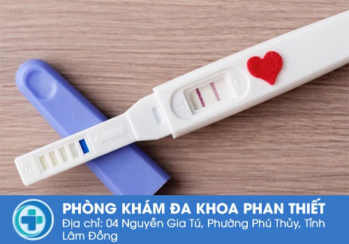 Que thử thai 2 vạch báo hiệu điều gì?